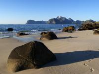 Felsblöcke im Sandstrand bei Myrland - Lofoten